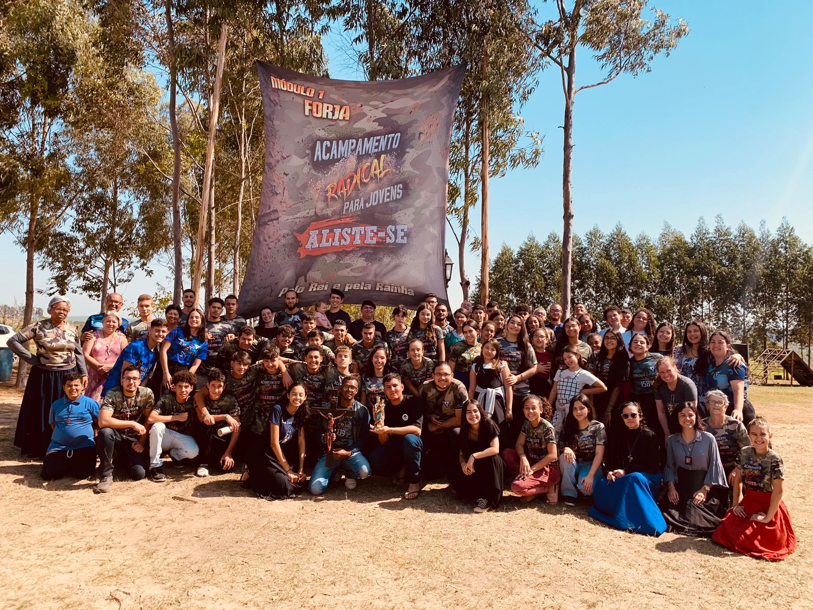 Jovens no acampamento Aliste-se